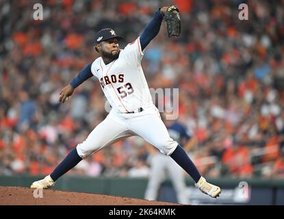 Houston, Usa. 11. Oktober 2022. Houston Astros Entlastungskrug Cristian Javier wirft im fünften Inning gegen die Seattle Mariners in einem Spiel der American League Division Series im Minute Maid Park in Houston am Dienstag, den 11. Oktober 2022. Foto von Maria Lysaker/UPI Kredit: UPI/Alamy Live News Stockfoto