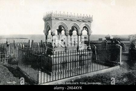 Das Grab von Grace Darling (1815-1842) im Friedhof der St. Aidan's Church, Bamburgh, Northumberland (ein viktorianisches gotisches Denkmal). Darling, die Tochter einer englischen Leuchtturmwärterin, hat 1838 an der Rettung von Überlebenden aus dem Schiffbruch in Forfarshire teilgenommen und damit landesweit berühmt gemacht. Stockfoto