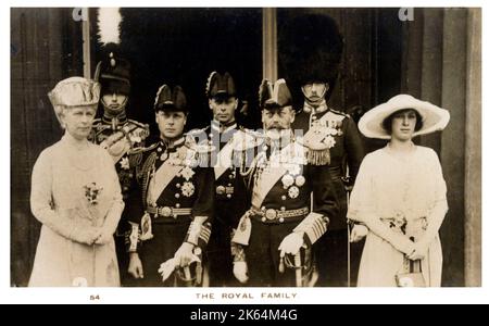 Britische Königsfamilie - von links nach rechts: Königin Mary (1867-1953), Henry, Herzog von Gloucester (1900-1974), Prinz Edward, Prinz von Wales (später König Edward VIII), dann Herzog von Windsor nach Abdankung) (1894-1972), Prinz Albert, Herzog von York (später König George VI) (1895-1952), König George V (1865-1936), Viscount Lascelles, später der 6. Graf von Harewood (1882-1947) und Viscountess Lascelles (früher Prinzessin Mary, später Prinzessin Royal und Gräfin von Harewood) (1897-1965). Stockfoto