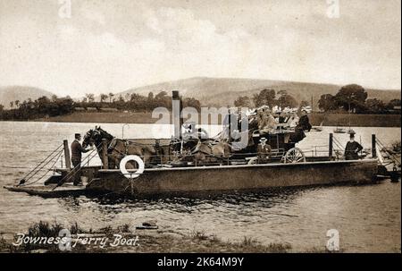 Das Bowness Ferry Boot fährt auf dem Weg zur Furness Abbey ab und transportiert eine Pferdekutsche über Lake Windermere, Lake District, Cumbria. Stockfoto