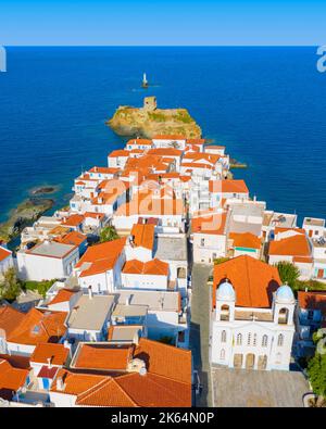 Blick auf die Stadt Chora auf der schönen Insel Andros in den Kykladen, Griechenland, Europa Stockfoto