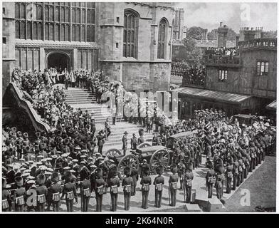 Begräbnis von König Edward VII., 20. Mai 1910. Die Ankunft des Cortege in St. George's Chapel, Windsor, die Träger nehmen den Sarg. Stockfoto