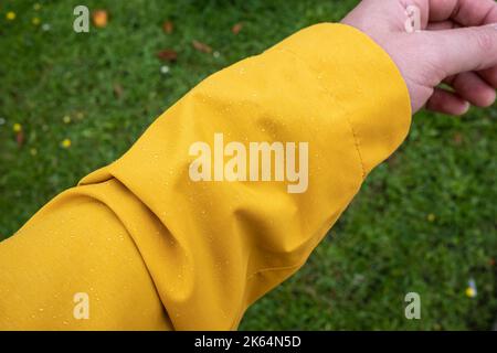 Fällt auf eine wasserdichte Jacke mit wasserabweisender Imprägnierung Stockfoto