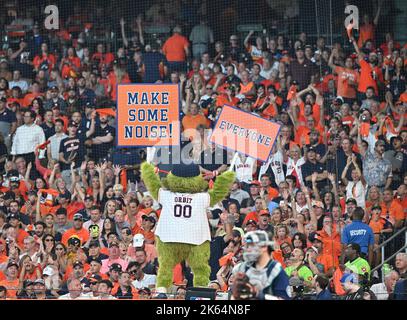 Houston, Usa. 11. Oktober 2022. Das Maskottchen von Houston Astros fordert die Fans auf, das sechste Inning gegen die Seattle Mariners während des Spiels eins einer American League Division Series im Minute Maid Park in Houston, Texas, am Dienstag, den 11. Oktober 2022, anzufeuern. Foto von Maria Lysaker/UPI Kredit: UPI/Alamy Live News Stockfoto