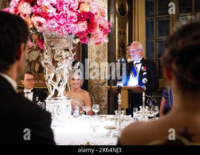 2022-10-11 21:35:07 STOCKHOLM - König Carl XVI Gustaf hält eine Rede beim Staatsbankett im königlichen Palast während des dreitägigen Staatsbesuchs nach Schweden. Während des Staatsbanketts hielten beide Staatsoberhäupter Reden. ANP POOL REMKO DE WAAL niederlande Out - belgien Out Stockfoto