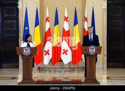 Bukarest, Rumänien. 11. Oktober 2022. Der rumänische Präsident Klaus Iohannis (R) und der georgische Präsident Salome Zourabichvili nehmen am 11. Oktober 2022 an einer gemeinsamen Pressekonferenz im Präsidentenpalast von Cotroceni in Bukarest, Rumänien, Teil. Der rumänische Präsident Klaus Iohannis und sein georgischer Amtskollege Salome Zourabichvili unterzeichneten am Dienstag eine gemeinsame Erklärung über eine strategische Partnerschaft zwischen den beiden Ländern. Quelle: Cristian Cristel/Xinhua/Alamy Live News Stockfoto