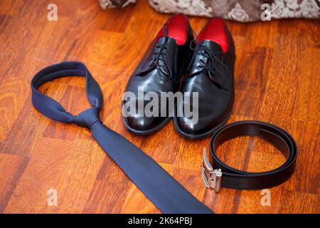 Accessoires für Herren Schuhe, Gürtel, Krawatte und Manschettenknöpfe Stockfoto