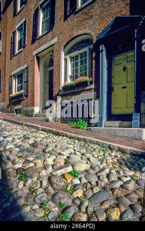 Cobblestone Acorn Street in Bostons Beacon Hill ist einer der prestigeträchtigsten und historischsten Orte der Stadt. Stockfoto