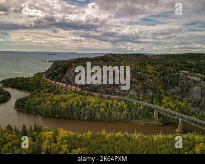 Lake Superior Zug entlang See und Trans-Canada Autobahn Stockfoto