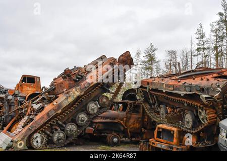 Lyman, Donezk, Ukraine. 11. Oktober 2022. Zerstörte russische Militärausrüstung wird in einem Gebiet in der wieder aufgewesenen Stadt Lyman aufgestellt. Als Teil einer schnellen ukrainischen Gegenoffensive, die Teile der Regionen Donezk, Charkiw und Cherson von der russischen Kontrolle zurück erobert hatte, wurde Lyman auch befreit. Die Zerstörung in Lyman, einem wichtigen Eisenbahn- und Transitzentrum, ist so weit verbreitet, dass große Teile der Stadt vollständig zerstört wurden. Kredit: ZUMA Press, Inc./Alamy Live Nachrichten Stockfoto