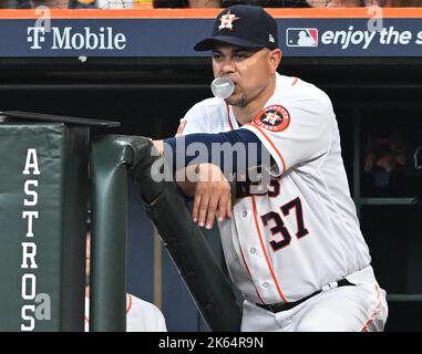 Houston, Usa. 11. Oktober 2022. Houston Astros trifft Trainer Alex Clinton beobachtet sein Team, wie es am Dienstag, den 11. Oktober 2022, im siebten Inning der American League Division Series im Minute Maid Park in Houston den Seattle Mariners 7-3 auf der Spur ist. Foto von Maria Lysaker/UPI Kredit: UPI/Alamy Live News Stockfoto