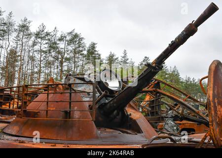 Lyman, Donezk, Ukraine. 11. Oktober 2022. Zerstörte russische Militärausrüstung wird in einem Gebiet in der wieder aufgewesenen Stadt Lyman aufgestellt. Als Teil einer schnellen ukrainischen Gegenoffensive, die Teile der Regionen Donezk, Charkiw und Cherson von der russischen Kontrolle zurück erobert hatte, wurde Lyman auch befreit. Die Zerstörung in Lyman, einem wichtigen Eisenbahn- und Transitzentrum, ist so weit verbreitet, dass große Teile der Stadt vollständig zerstört wurden. Kredit: ZUMA Press, Inc./Alamy Live Nachrichten Stockfoto