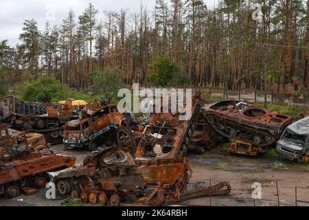 Lyman, Donezk, Ukraine. 11. Oktober 2022. Zerstörte russische Militärausrüstung wird in einem Gebiet in der wieder aufgewesenen Stadt Lyman aufgestellt. Als Teil einer schnellen ukrainischen Gegenoffensive, die Teile der Regionen Donezk, Charkiw und Cherson von der russischen Kontrolle zurück erobert hatte, wurde Lyman auch befreit. Die Zerstörung in Lyman, einem wichtigen Eisenbahn- und Transitzentrum, ist so weit verbreitet, dass große Teile der Stadt vollständig zerstört wurden. Kredit: ZUMA Press, Inc./Alamy Live Nachrichten Stockfoto