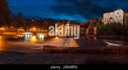 Nachtansicht der Moldau und der alten Stadthäuser in Cesky Krumlov. Langzeitbelichtung Foto. Cesky Krumlov, Südböhmen, Tschechische Republik. Stockfoto