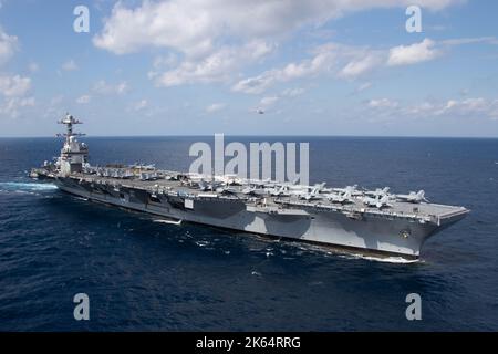 Atlantik, Spanien. 09. Oktober 2022. Die US Navy USS Gerald R. Ford, ein Führungsschiff der Ford-Klasse, dampft während eines simulierten Transits mit der Ford Carrier Strike Group am 9. Oktober 2022 in der Nähe von Spanien den Atlantik. Kredit: MC2 Jackson Adkins/U.S. Navy Photo/Alamy Live News Stockfoto