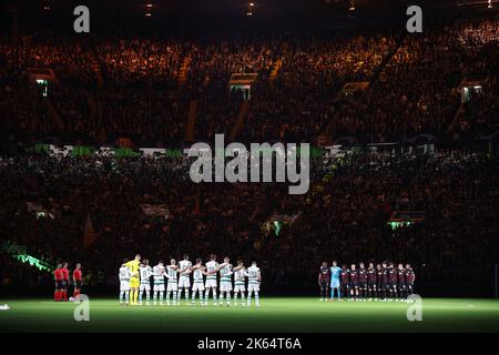 Glasgow, Großbritannien. 12. Oktober 2022. Fußball: Champions League, Celtic Glasgow - RB Leipzig, Gruppenphase, Gruppe F, Matchday 4 im Celtic Park: Die Teams und Schiedsrichter halten vor dem Spiel eine Schweigeminute. Quelle: Jan Woitas/dpa/Alamy Live News Stockfoto