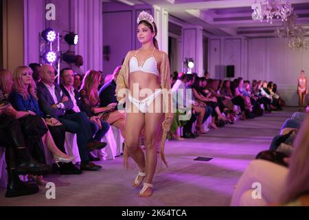 Madrid, Spanien. 11. Oktober 2022. Während der Spring Colours Spain im Westin Palace Hotel in Madrid geht ein Model auf der Diossa del Mar Modenschau auf die Piste. Kredit: SOPA Images Limited/Alamy Live Nachrichten Stockfoto