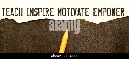 Offenes Notizbuch mit Text Teach Inspire Motivate Empower auf Holzhintergrund Stockfoto