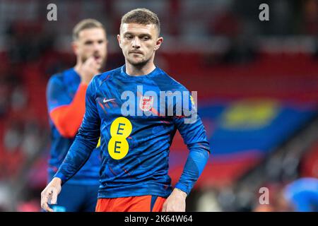 Kieran Trippier aus England erwärmt sich mit Jordan Henderson aus England vor dem Spiel der UEFA Nations League zwischen England und Deutschland im Wembley Stadium, London, am Montag, 26.. September 2022. (Kredit: Pat Scaasi | MI Nachrichten) Kredit: MI Nachrichten & Sport /Alamy Live Nachrichten Stockfoto