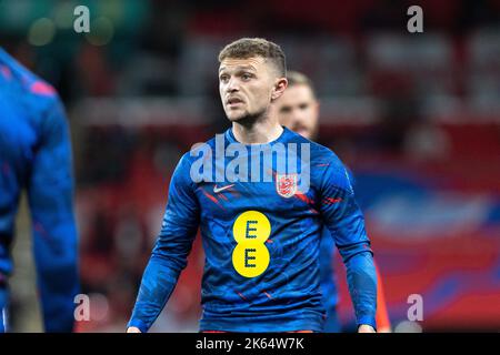 Kieran Trippier aus England erwärmt sich mit Jordan Henderson aus England vor dem Spiel der UEFA Nations League zwischen England und Deutschland im Wembley Stadium, London, am Montag, 26.. September 2022. (Kredit: Pat Scaasi | MI Nachrichten) Kredit: MI Nachrichten & Sport /Alamy Live Nachrichten Stockfoto