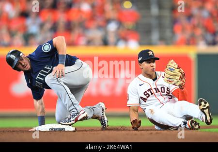 Houston, Usa. 11. Oktober 2022. Seattle Mariners Jarred Kelenic (L) wird am Dienstag, den 11. Oktober 2022, den zweiten von Houston Astros Shortstop Jeremy Pena im achten Inning eines Spiels der American League Division Series im Minute Maid Park in Houston stehlen. Foto von Maria Lysaker/UPI Kredit: UPI/Alamy Live News Stockfoto