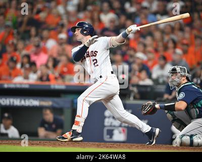 Houston, Usa. 11. Oktober 2022. Houston Astros Alex Bregman trifft im achten Inning am Dienstag, den 11. Oktober 2022, in einem Spiel der American League Division Series im Minute Maid Park in Houston einen zweiläufigen Heimlauf gegen die Seattle Mariners. Foto von Maria Lysaker/UPI Kredit: UPI/Alamy Live News Stockfoto