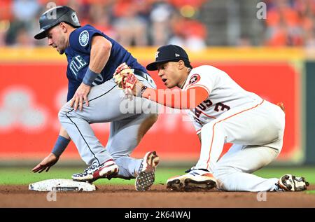 Houston, Usa. 11. Oktober 2022. Seattle Mariners Jarred Kelenic (L) wird von Houston Astros Shortstop Jeremy Pena beim achten Inning in einem Spiel der American League Division Series im Minute Maid Park in Houston am Dienstag, den 11. Oktober 2022, als zweiter getaggt. Foto von Maria Lysaker/UPI Kredit: UPI/Alamy Live News Stockfoto