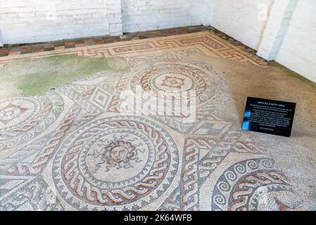 Ein römisches Mosaik auf dem Boden der Umkleidekabinen eines Badehauskomplexes in der römischen Villa Bignor, West Sussex, England, Großbritannien Stockfoto