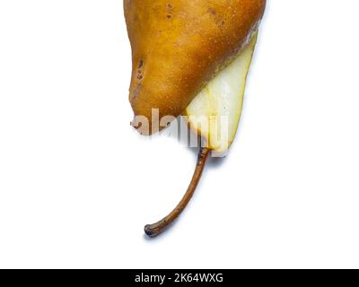 Eine Birne in zwei Hälften geschnitten. Das Fruchtfleisch einer saftigen Frucht. Gelbe Birne auf weißem Hintergrund. Essen für einen Liebhaber von Rohkost. Köstlicher Snack. Fruchtfülle Stockfoto