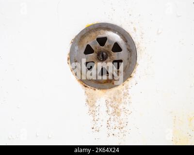 Der Rostabfluss im Bad war überfüllt. Schimmel am Wasserhahn im Bad. Alte Rohrleitungen. Austausch erforderlich. Zur Reparatur Stockfoto