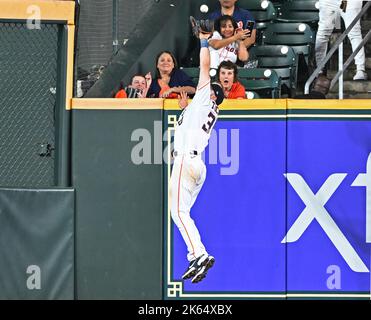 Houston, Usa. 11. Oktober 2022. Houston Astros Kyle Tucker fängt eine lange Fliege von Seattle Mariners Julio Rodriguez im neunten Inning in einem Spiel der American League Division Series im Minute Maid Park in Houston am Dienstag, den 11. Oktober 2022. Foto von Maria Lysaker/UPI Kredit: UPI/Alamy Live News Stockfoto