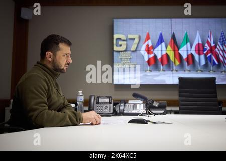 Kiew, Ukraine. 11. Oktober 2022. Der ukrainische Präsident Wolodymyr Zelenskyy nimmt am Dienstag, den Oktober, an der virtuellen Konferenz der Führer der Gruppe der Sieben (G7) und der Ukraine in Kiew, Ukraine, Teil. 11, 2022. Zelenskyy bat die Führer der Gruppe der sieben (G7) Länder um mehr Unterstützung für die Luftverteidigungsfähigkeiten „Luftschild“, da G7 Kiew weiterhin „solange wie es dauert“ Unterstützung zusicherten. Ukrainisches Presidential Press Office/UPI Credit: UPI/Alamy Live News Stockfoto