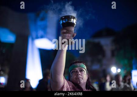 Madrid, Spanien. 11. Oktober 2022. Eine Frau hält während der rituellen Aktion zur Erinnerung an die indigenen Bevölkerungen auf der Plaza Colon in Madrid einen Zensur. Die rituelle Aktion zum Gedenken an die indigene Bevölkerung findet am Tag vor der Feier des 12. Oktober statt, dem Hispanic Day, einem Nationalfeiertag in Spanien, der an die Ankunft von Christoph Kolumbus in der Neuen Welt erinnert. Kredit: SOPA Images Limited/Alamy Live Nachrichten Stockfoto