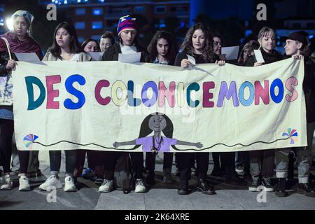 Madrid, Spanien. 11. Oktober 2022. Eine Gruppe von Frauen hält ein Transparent mit der Aufschrift „DES ColonicÈmonos“ während der rituellen Aktion zum Gedenken an die indigene Bevölkerung auf der Plaza Colon in Madrid. Die rituelle Aktion zum Gedenken an die indigene Bevölkerung findet am Tag vor der Feier des 12. Oktober statt, dem Hispanic Day, einem Nationalfeiertag in Spanien, der an die Ankunft von Christoph Kolumbus in der Neuen Welt erinnert. Kredit: SOPA Images Limited/Alamy Live Nachrichten Stockfoto