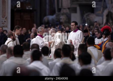 Vatikanstadt, Vatikan. 11. Oktober 2022. Papst Franziskus feiert eine Messe zum 60.. Jahrestag der Eröffnung des Zweiten Vatikanischen Ökumenischen Konzils im Petersdom. Quelle: Maria Grazia Picciarella/Alamy Live News Stockfoto