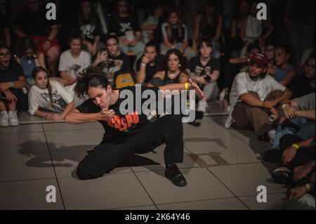 Sofia Mae tanzt beim MAF Battle, Urban und Street Dance Event, organisiert von Mafiia Crew während der El Pilar Fiestas in Zaragoza, Spanien Stockfoto