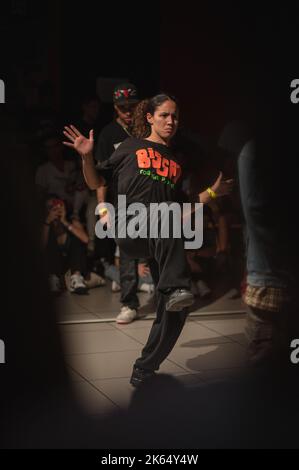 Sofia Mae tanzt beim MAF Battle, Urban und Street Dance Event, organisiert von Mafiia Crew während der El Pilar Fiestas in Zaragoza, Spanien Stockfoto