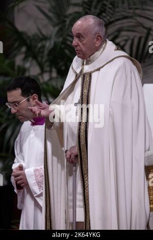 Vatikanstadt, Vatikan. 11. Oktober 2022. Papst Franziskus feiert eine Messe zum 60.. Jahrestag der Eröffnung des Zweiten Vatikanischen Ökumenischen Konzils im Petersdom. Quelle: Maria Grazia Picciarella/Alamy Live News Stockfoto