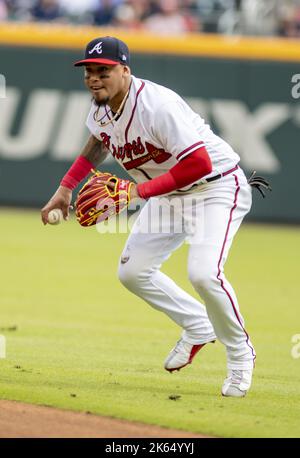 Atlanta, Usa. 11. Oktober 2022. Atlanta Braves Orlando Arcia Felder den Ball in der 2. Inning gegen die Philadelphia Phillies in Spiel eins der MLB National League Division Series im Truist Park am Dienstag, 11. Oktober 2022 in Atlanta, Georgia. Foto von Anthony Stalcup/UPI Credit: UPI/Alamy Live News Stockfoto