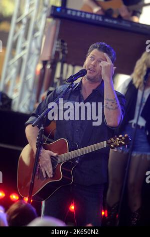 Manhattan, Vereinigte Staaten Von Amerika. 05. August 2016. NEW YORK, NY - 05. AUGUST: Der Musiker Blake Shelton tritt live auf der Bühne der Citi Concert Series auf der TODAY Show von NBC am 5. August 2016 auf der Rockefeller Plaza in New York City auf. Personen: Blake Shelton Kredit: Storms Media Group/Alamy Live News Stockfoto