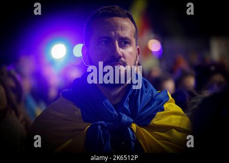 Warschau, Polen. 10. Oktober 2022. Ein Mann mit ukrainischer Flagge wird am 10. Oktober 2022 bei einer Kundgebung vor der russischen Botschaft in Warschau, Polen, gesehen. Mehrere hundert Menschen versammelten sich am Montag vor der russischen Botschaft in Warschau und forderten die Ausweisung Russlands als Terrorstaat und seiner Diplomaten nach Raketenangriffen in der Ukraine, bei denen 11 Menschen in mehreren Städten getötet wurden. (Foto von Jaap Arriens/Sipa USA) Quelle: SIPA USA/Alamy Live News Stockfoto