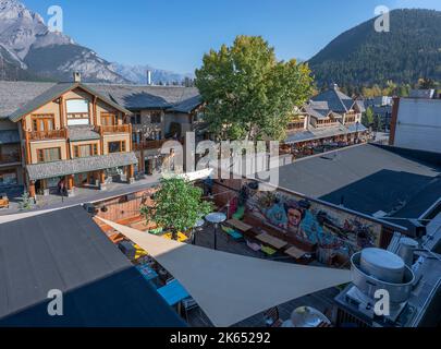 Banff, Alberta, Kanada – 07. Oktober 2022: Überblick über eine Straße im Stadtzentrum und eine Dachterrasse Stockfoto