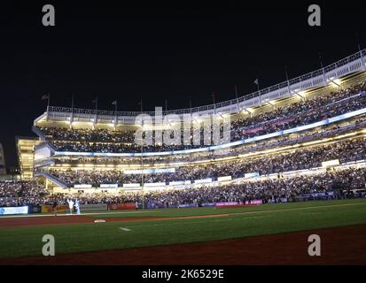 Bronx, Usa. 11. Oktober 2022. New York Yankees der ehemalige Spieler Nick Swisher schwenkt während einer Fanteilnahmeshow vor dem Spiel einer der ALDS gegen die Cleveland Guardians im Yankee Stadium in New York City am Dienstag, den 11. Oktober 2022, eine Flagge mit ausgeschalteten Stadionleuchten. Foto von John Angelillo/UPI Credit: UPI/Alamy Live News Stockfoto