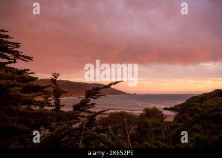 Molera Point bei Sonnenuntergang entlang der Big Sur Küste von Kalifornien Stockfoto