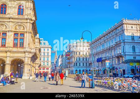 WIEN, ÖSTERREICH - 17. FEBRUAR 2019: Spaziergang entlang der Kärntner Straße, der zentralen Straße mit dem Opernhaus und anderen Sehenswürdigkeiten, am 17. Februar in Wien, A Stockfoto