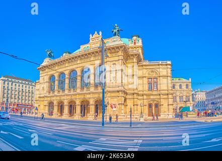 WIEN, ÖSTERREICH - 17. FEBRUAR 2019: Spaziergang die Wiener Staatsoper, das aufregendste Gebäude des historischen Stadtteils, am 17. Februar in Wien, Österreich Stockfoto
