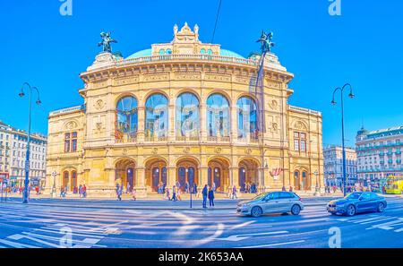 WIEN, ÖSTERREICH - 17. FEBRUAR 2019: Spaziergang Panorama der Hauptfassade der Wiener Staatsoper und Ringstraße, am 17. Februar in Wien, Au Stockfoto