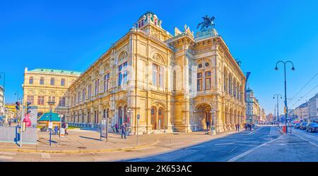 WIEN, ÖSTERREICH - 17. FEBRUAR 2019: Am 17. Februar können Sie die Seitenansicht der Wiener Staatsoper und der Ringstraße in Wien, Österreich, genießen Stockfoto