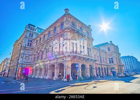 WIEN, ÖSTERREICH - 17. FEBRUAR 2019: Gehen Sie am 17. Februar in Wien, Österreich, durch das klassisch gestaltete Gebäude der Wiener Staatsoper von der Operngasse aus Stockfoto