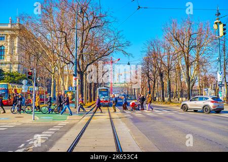 WIEN, ÖSTERREICH - 17. FEBRUAR 2019: Fußgänger überqueren am 17. Februar die Ringstraße in Wien, Österreich Stockfoto
